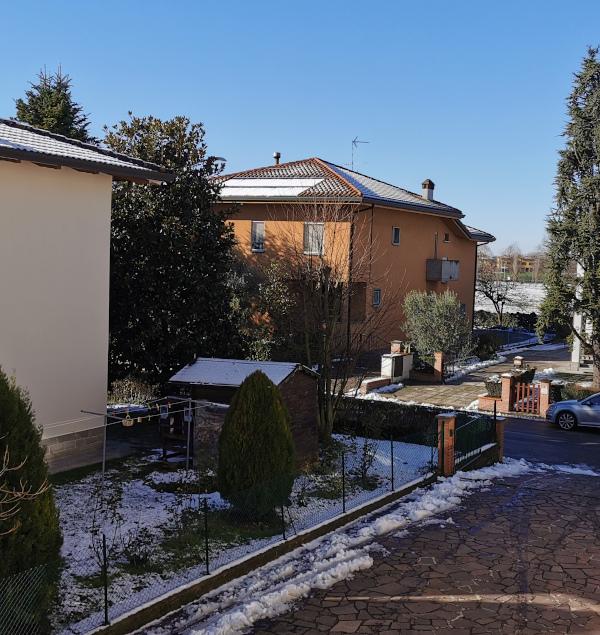 Orientamento casa isolata con ultimo piano protetto da tetto termico